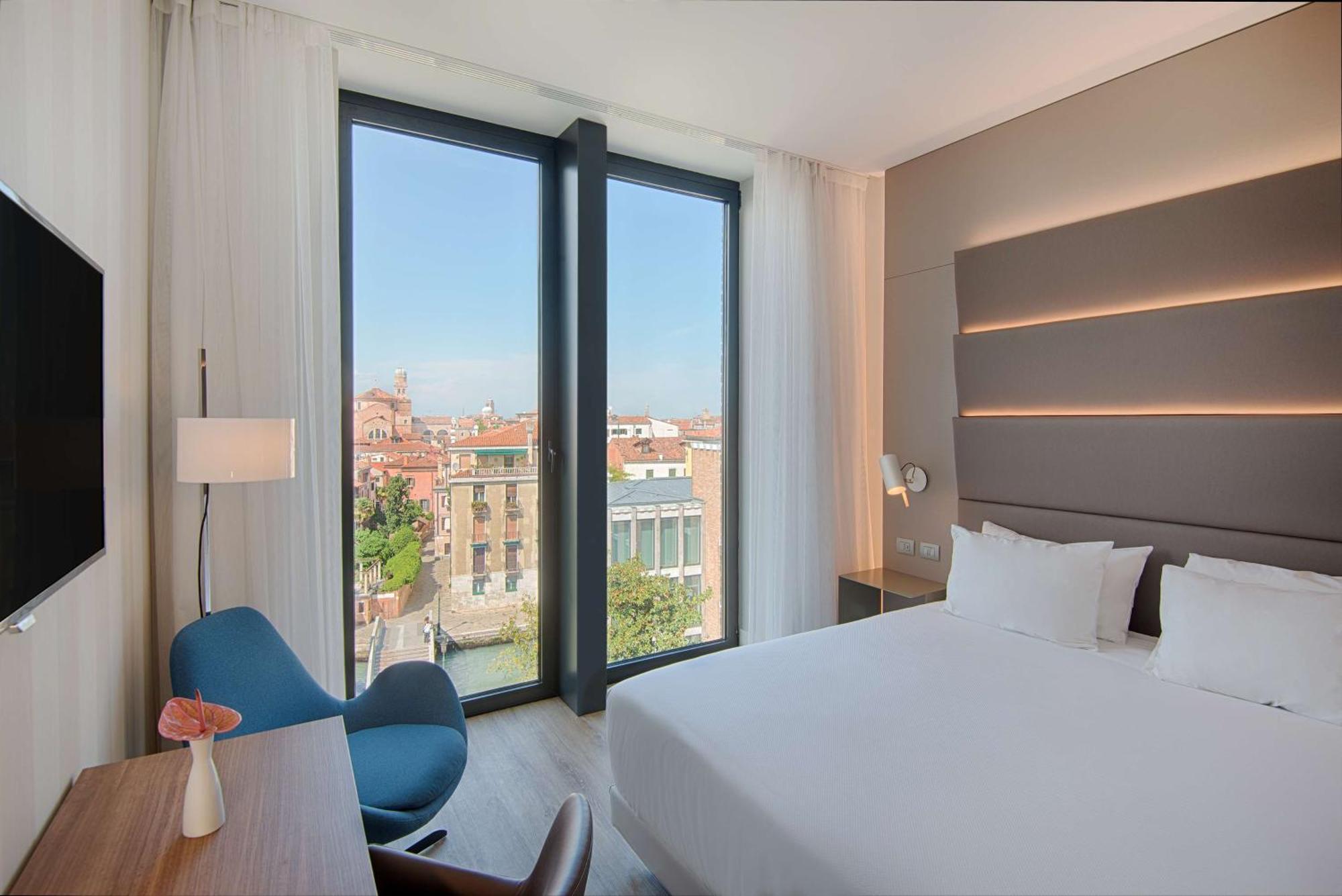 Quarto Superior Duplo ou Twin com Vista do Canal